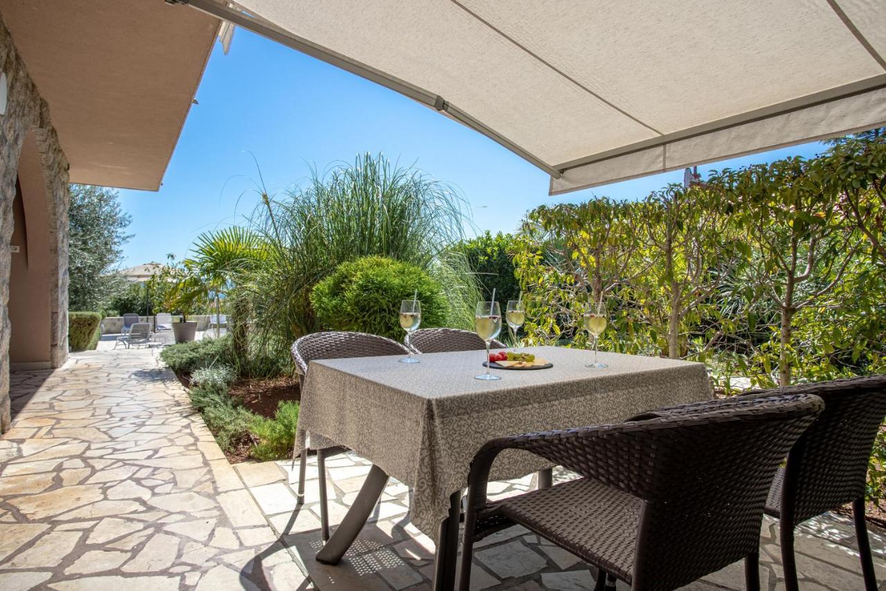 Apartments House Barbara Kornić Екстериор снимка