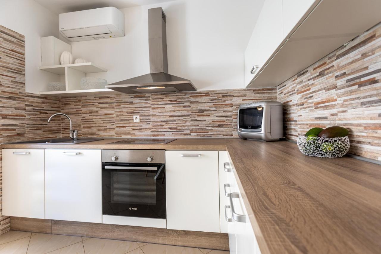 Apartments House Barbara Kornić Екстериор снимка