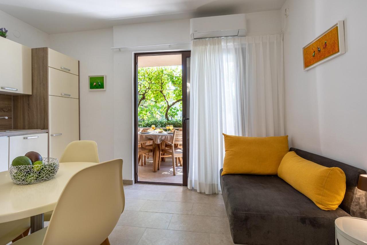 Apartments House Barbara Kornić Екстериор снимка