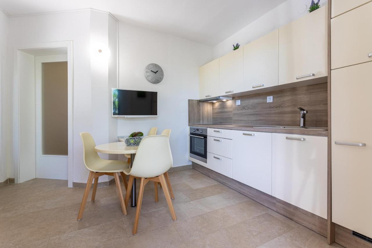 Apartments House Barbara Kornić Екстериор снимка