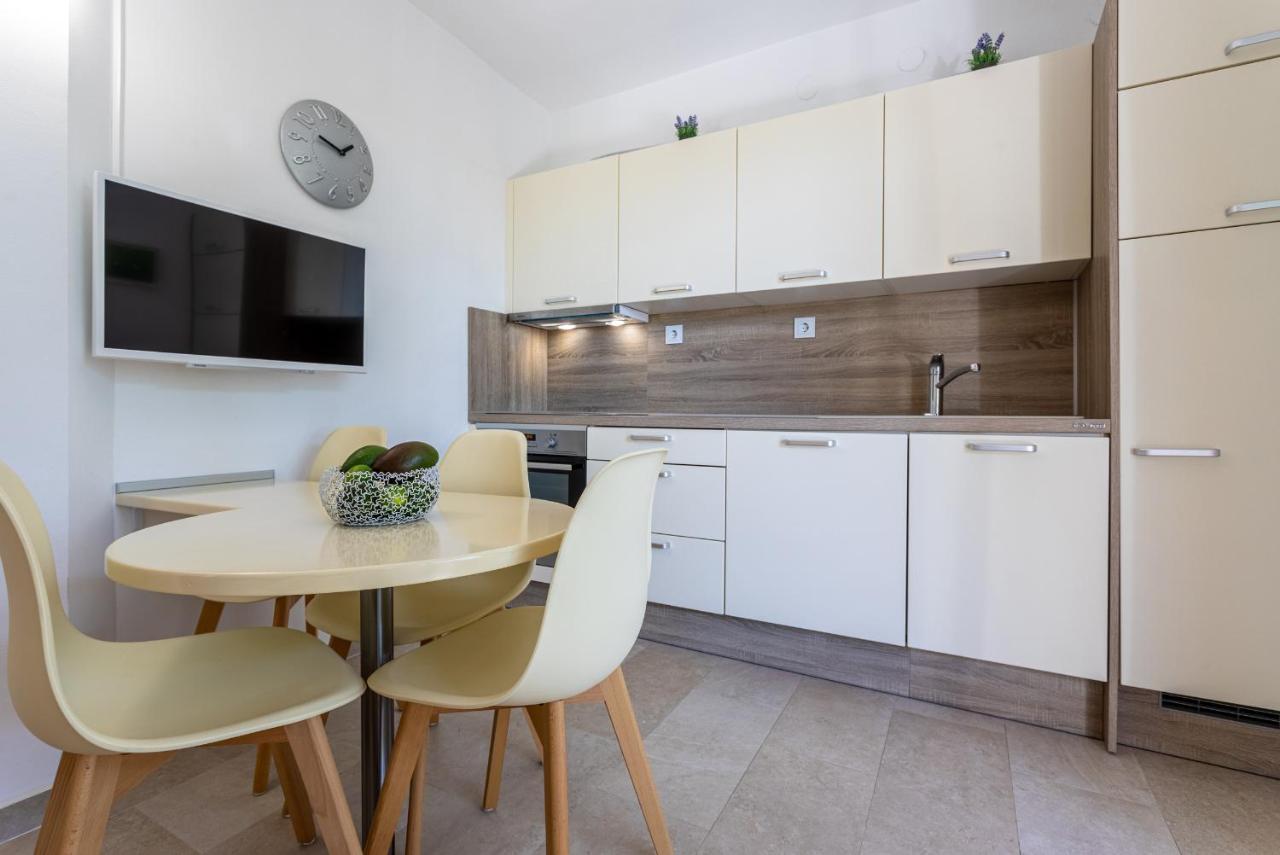 Apartments House Barbara Kornić Екстериор снимка