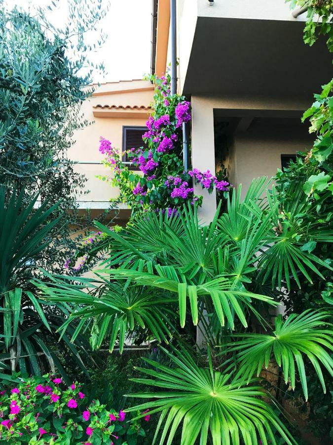 Apartments House Barbara Kornić Екстериор снимка