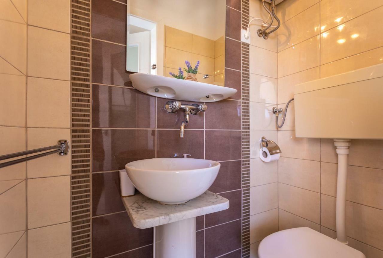 Apartments House Barbara Kornić Екстериор снимка